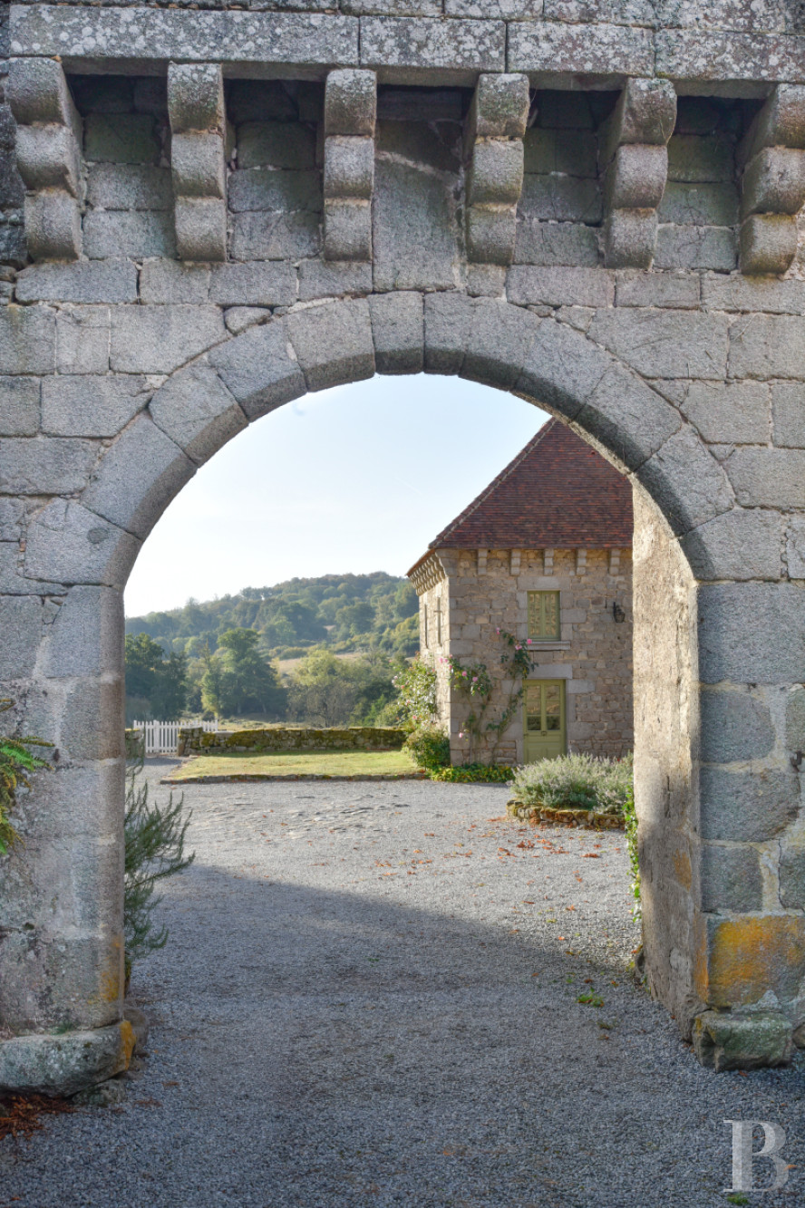 En Limousin, dans le sud-est de la Creuse et à proximité d’Aubusson, un logis indépendant du 17e siècle au centre d’une place forte médiévale,  - photo  n°6